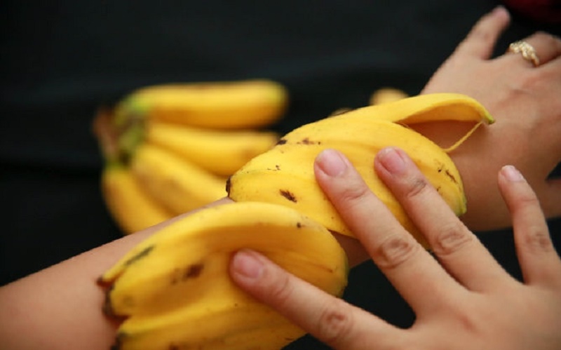 Banana peels for pimple treatment