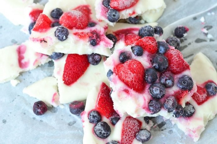 Frozen yogurt with red berries