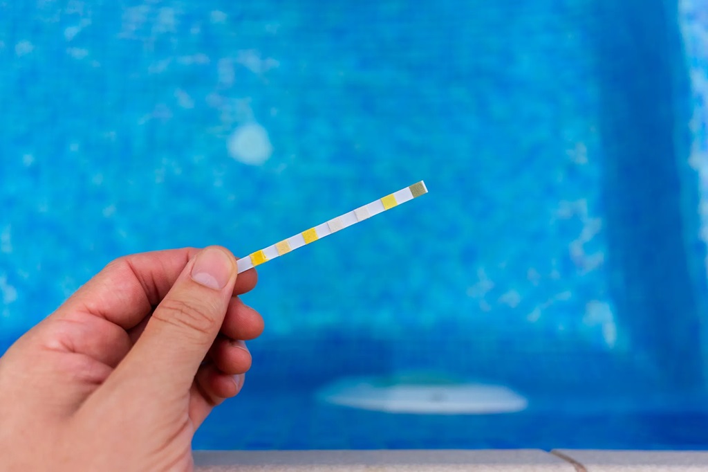 Testing Levels in Lower Cyanuric Acid in Pool