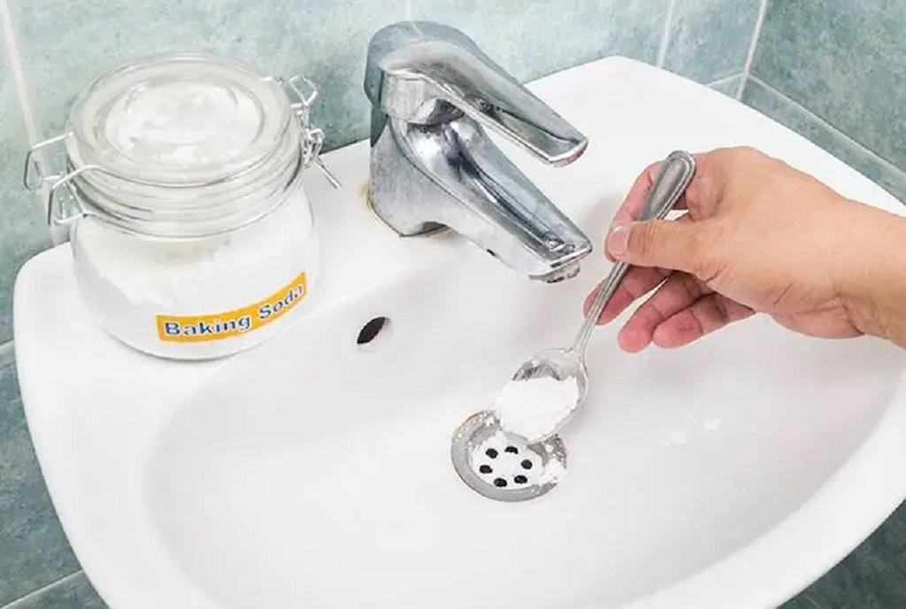 clean a bathroom sink drain with baking soda and vinegar