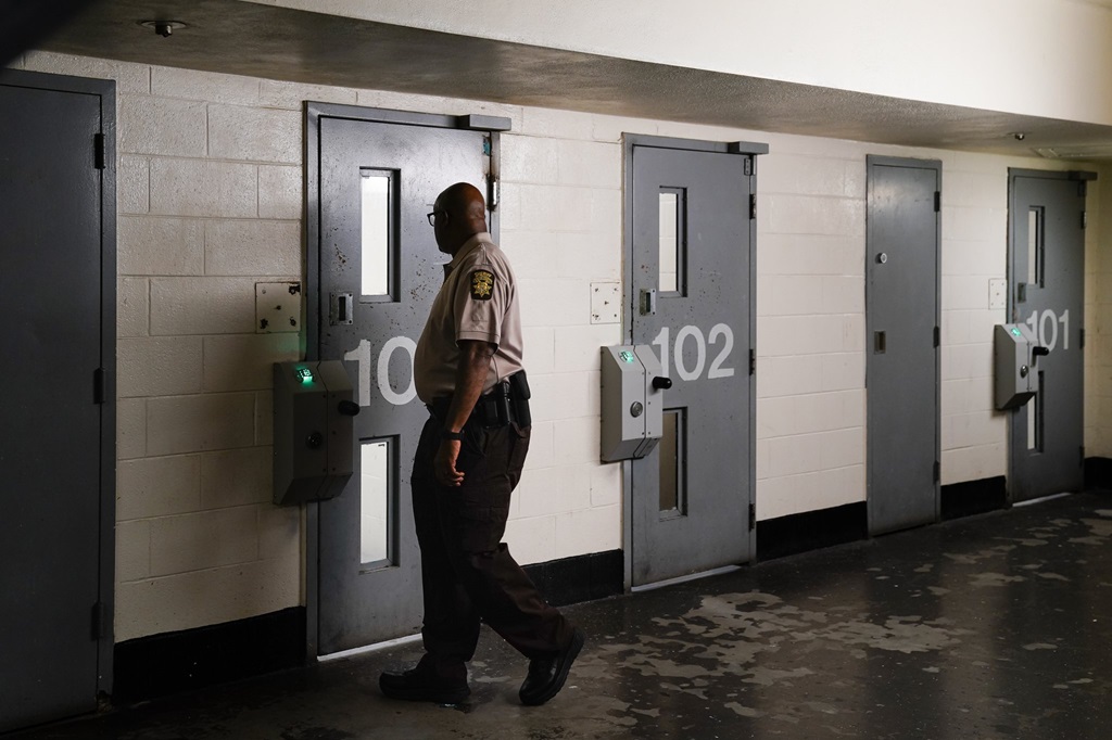 How many inmates are currently in the Fulton County Jail?